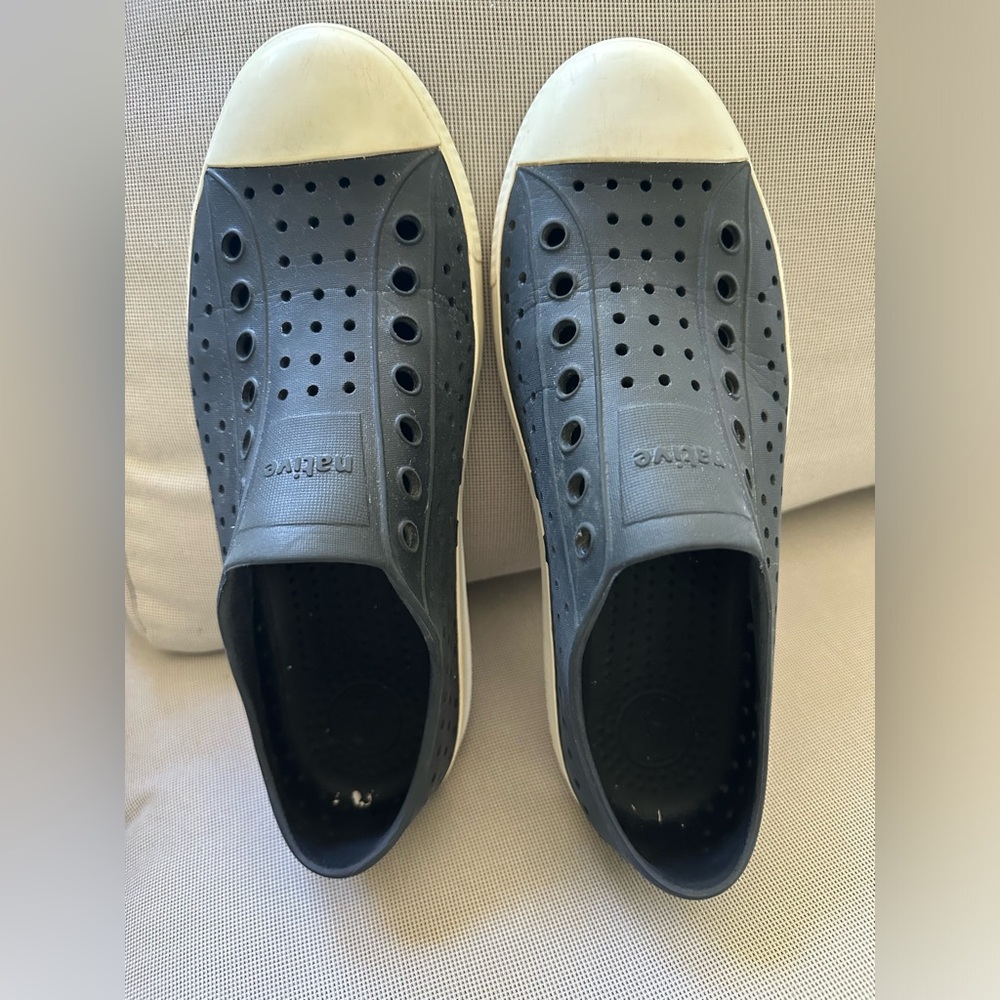 Native Jefferson Navy Mens Sz 8 Women’s Sz 10 Slip On shoes EUC